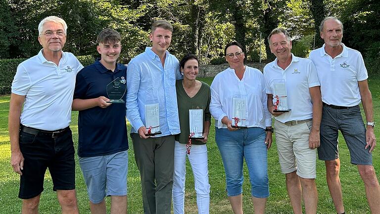 Peter Siegel (links), Präsident des Golfclubs Schloss Mainsondheim, sowie Vizepräsident Eddi Popp (rechts) gratulierten den Siegern der Clubmeisterschaft (weiter im Bild von links) Toni Illner, Max Meier, Andrea Reith, Petra Merkel und Karl-Heinz Rösch.&nbsp;