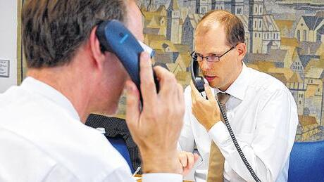 Ihr Rat war gefragt: Die Experten Frank Schöndorf (links) und Volkher Blaich vom Fondsverband BVI bei der Telefonaktion.