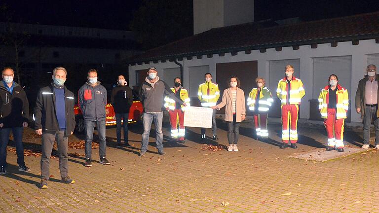 Hamicher Winterzauber beschert vorzeitiges Weihnachten. Im Bild (von links): Jürgen Geyer (VfGuL), Förster (Nightrunner), Harald Häpp (CSU), Jannik Meusel (MV Hambach) Stefan Behr (Hühnerjäger), Katja Zillmer (Koordinatorin) und Bürgermeister Willi Warmuth (KuSiDi).