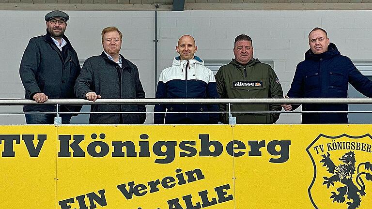 Enrico Wetz (Mitte) soll den TV Königsberg nach der Winterpause zum Klassenerhalt führen. Mit im Bild sind (von links) der zweite Vorsitzende Matthias Tusche, der erste Vorsitzende Johannes Burkard sowie (von rechts) Fußball-Abteilungsleiter Andreas Schüler und sein Stellvertreter Michael Markof. Enrico Wetz (Mitte) soll den TV Königsberg nach der Winterpause zum Klassenerhalt führen. Mit im Bild sind (von links) der zweite Vorsitzende Matthias Tusche, der erste Vorsitzende Johannes Burkard sowie (von rechts) Fußball-Abteilungsleiter Andreas Schüler und sein Stellvertreter Michael Markof.