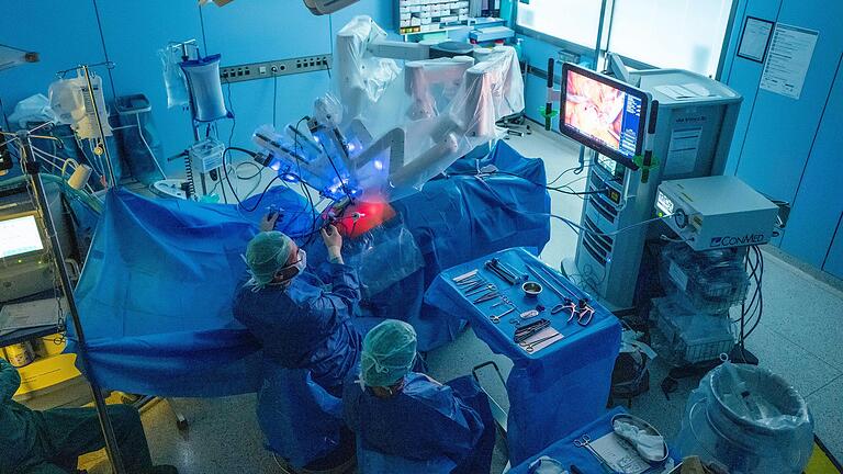 Das Leopoldina-Krankenhaus Schweinfurt investiert gut 1,7 Millionen Euro in das Robotersystem Da Vinci. Die Technik unterstützt die Ärzte bei minimalinvasiven Operationen. Im Bild eine Aufnahme aus dem Klinikum Kempten von einer Prostata-Operation. Das Leopoldina-Krankenhaus Schweinfurt investiert gut 1,7 Millionen Euro in das Robotersystem Da Vinci. Die Technik unterstützt die Ärzte bei minimalinvasiven Operationen. Im Bild eine Aufnahme aus dem Klinikum Kempten von einer Prostata-Operation.