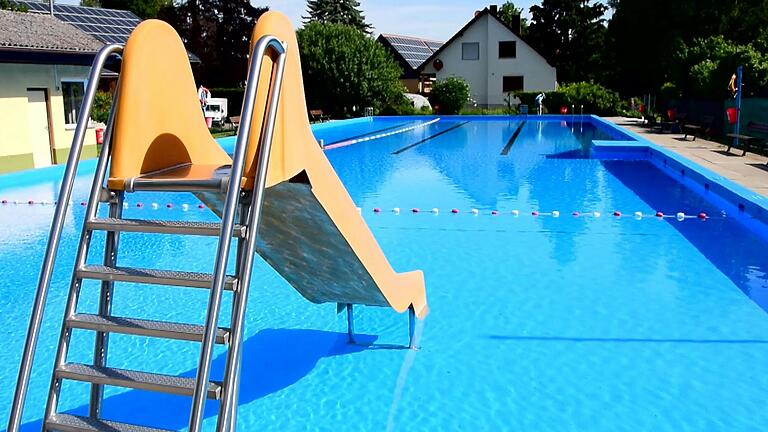Wird mit Sonnenschein gewärmt: das Freibad in Gnötzheim. Wird mit Sonnenschein gewärmt: das Freibad in Gnötzheim.