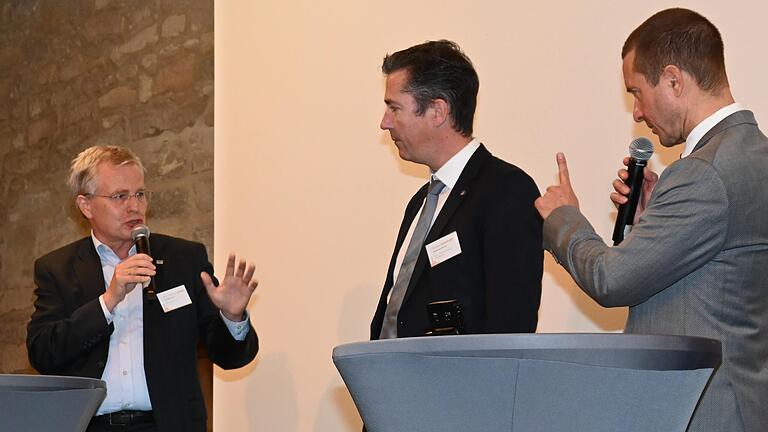 Professor Wolfgang Rommel (links), hier in der Diskussion mit OB Christian Schuchardt und Moderator Jürgen Gläser, fordert von öffentlichen-rechtlichen Entsorgungsbetrieben eine Vorreiterrolle bei der Einführung neuer Technologien. Professor Wolfgang Rommel (links), hier in der Diskussion mit OB Christian Schuchardt und Moderator Jürgen Gläser, fordert von öffentlichen-rechtlichen Entsorgungsbetrieben eine Vorreiterrolle bei der Einführung neuer Technologien.