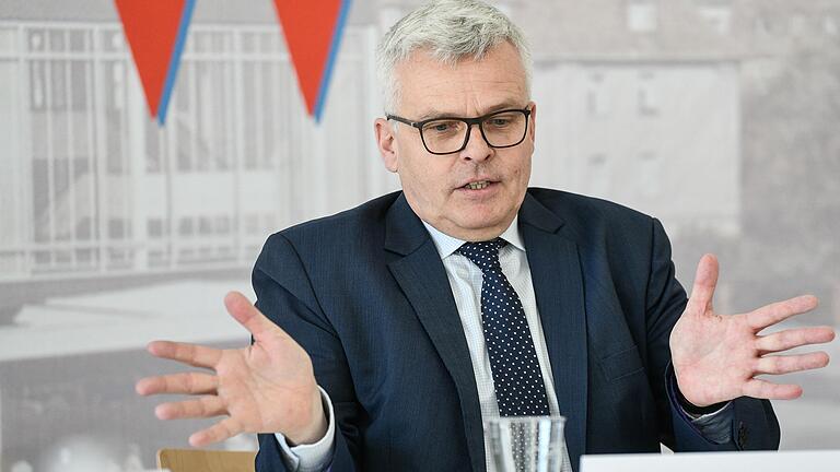 Ob Markus Trabusch nach August 2021 weiter Intendant des Mainfranken-Theaters bleibt, entscheidet sich nun wohl im Herbst. Ob Markus Trabusch nach August 2021 weiter Intendant des Mainfranken-Theaters bleibt, entscheidet sich nun wohl im Herbst.