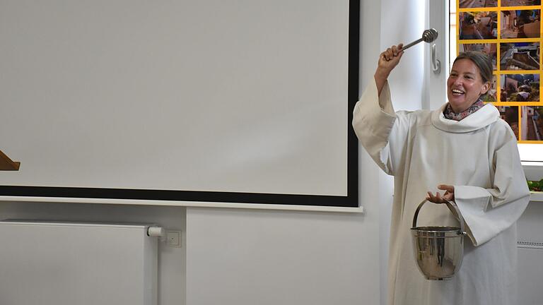 Pastoralassistentin Barbara Stockmann erbat Gottes Segen für das generalsanierte Pfarrheim in Retzstadt Pastoralassistentin Barbara Stockmann erbat Gottes Segen für das generalsanierte Pfarrheim in Retzstadt