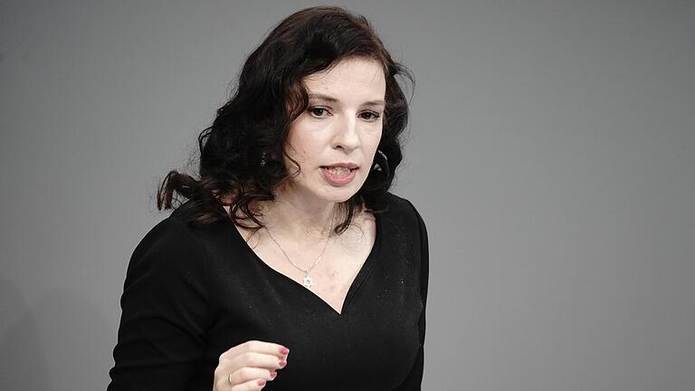 'Einfach nur Mensch sein': Das war die Botschaft von Publizistin Marina Weisband in ihrer Rede zum Gedenken an die NS-Opfer im Bundestag am 27. Januar 2021. 'Einfach nur Mensch sein': Das war die Botschaft von Publizistin Marina Weisband in ihrer Rede zum Gedenken an die NS-Opfer im Bundestag am 27. Januar 2021.