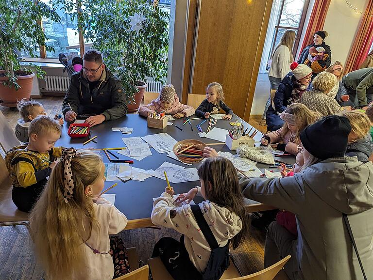 Die Bastelwerkstatt für Kinder, die die Mitarbeiter des kommunalen Kindergartens initiiert hatten, war ein voller Erfolg.