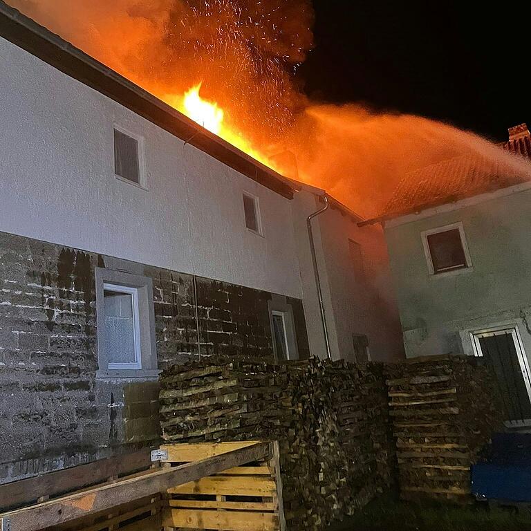 Weil im Altort von Großwenkheim die Häuser sehr dicht aneinander gebaut sind, riegelten die Feuerwehrleute die Nachbargrundstücke zum Brandort ab.