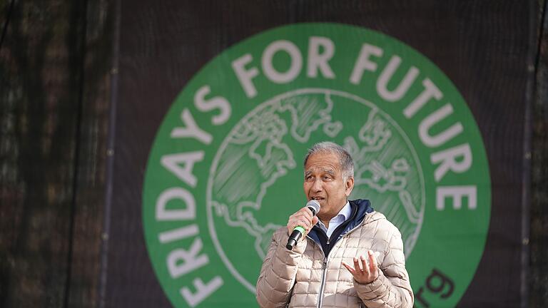 Klimastreik von Fridays for Future - Hamburg       -  Latif geht immer wieder in die Öffentlichkeit und spricht beispielsweise 2022 zu den Teilnehmern des Klimastreiks Fridays for Future. (Archivbild)