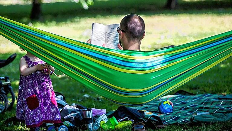 Sommer im Park       -  Ihnen ist gerade der sommerliche Lesestoff ausgegangen? Dann hätten wir da noch ein paar Vorschläge für Sie &ndash; frisch aus der Redaktion.