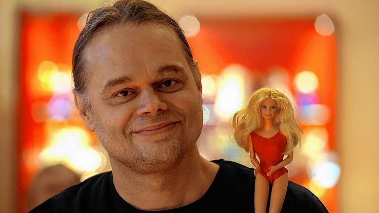 Kurator Roland Halbritter und eine der vielen Barbiepuppen, die in der Oberen Saline für viel Aufmerksamkeit bei Medien und Publikum gesorgt haben.