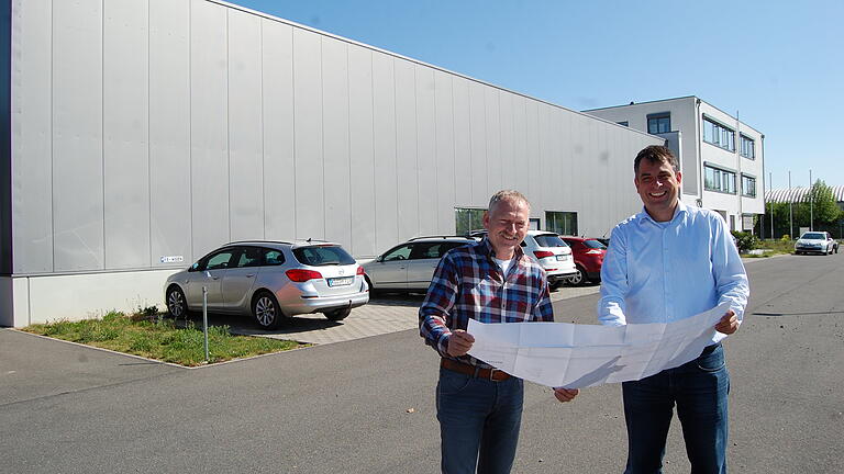 Geschäftsführer Johannes Richter (rechts) und Joachim Lasar als Leiter des Produktmanagements bei Schmitter Hydraulik in Westheim freuen sich auf den Bau der neuen Lagerhalle.