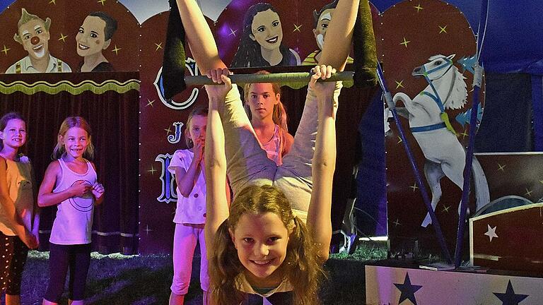 Felicia Haar aus Haßfurt (am Trapez) nahm schon sechsmal am Ferienprogramm der Stadt Haßfurt im Circus Lauenburger teil. Felicia Haar aus Haßfurt (am Trapez) nahm schon sechsmal am Ferienprogramm der Stadt Haßfurt im Circus Lauenburger teil.