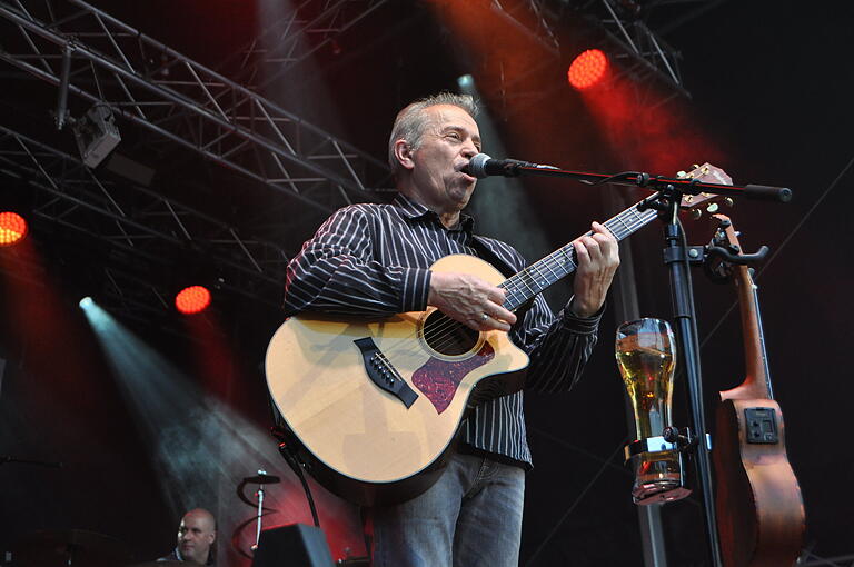 Günther Sigl und die Spider Murphy Gang 2018 im Hof von Schloss Eyrichshof bei Ebern. Günther Sigl und die Spider Murphy Gang 2018 im Hof von Schloss Eyrichshof bei Ebern.