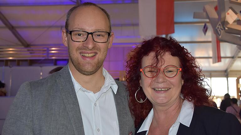 SPD-Stadtrat Alexander Kolbow (links) mit der früheren Landtagsabgeordneten und ehemaligen OB-Kandidatin Kerstin Westphal. Zum Lachen ist beiden jedoch nicht zumute.&nbsp;