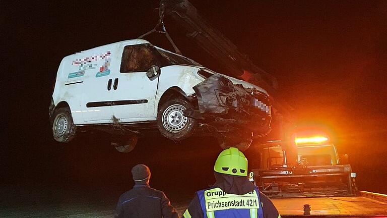 Bergung eines auf Blitzeis verunglückten Autos auf der B 22 bei Prichsenstadt am Donnerstagabend.