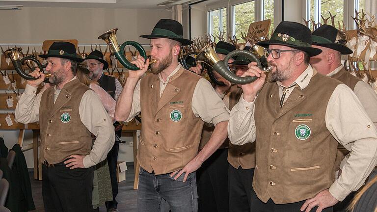 Die Jagdhornbläser begleiteten die Pflichtrehwildhegeschau  BJV-Kreisgruppe Gemünden in Langenprozelten mit Jagdsignalen.