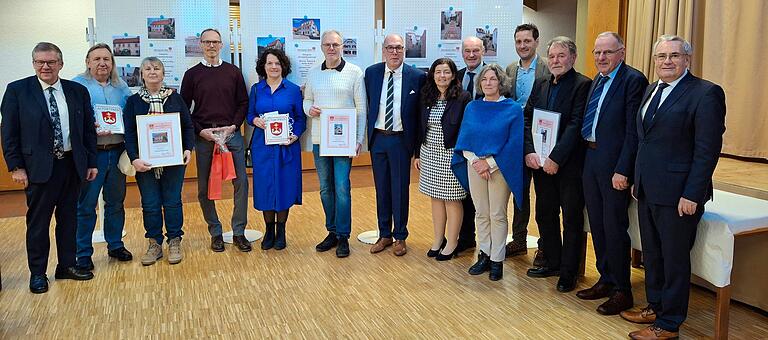 Den Altortpreis für die erfolgreiche Sanierung historischer Gebäude erhielten in diesem Jahr gleich drei Familien. Neben Bürgermeister Waldemar Brohm und seinen Stellvertretern, gratulierten auch Bezirkstagspräsident Stefan Funk (rechts), der ehemalige Landrat Eberhard Nuß (hinten rechts) und weitere Landtagsabgeordnete. Den Altortpreis für die erfolgreiche Sanierung historischer Gebäude erhielten in diesem Jahr gleich drei Familien. Neben Bürgermeister Waldemar Brohm und seinen Stellvertretern, gratulierten auch Bezirkstagspräsident Stefan Funk (rechts), der ehemalige Landrat Eberhard Nuß (hinten rechts) und weitere Landtagsabgeordnete.
