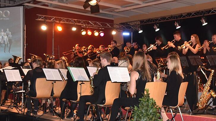 Das Programm beim Jahreskonzert des Symphonischen Blasorchesters der Musikkapelle Lengfurt zeichnete den  musikalischen Werdegang des Ensembles nach.