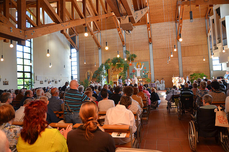 Auftakt in der vollbesetzten St. Josefs-Kirche mit Pfarrer Matthias Leineweber.