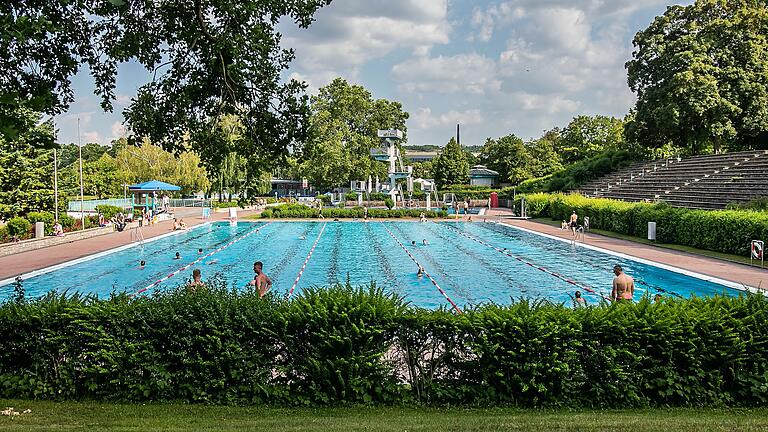 Obergrenzen für Badegäste haben in dieser Saison für entspannte Stimmung in den Freibädern gesorgt - aber auch für finanzielle Einbußen bei den Betreibern. Im Bild: das Würzburger Dallenbergbad.