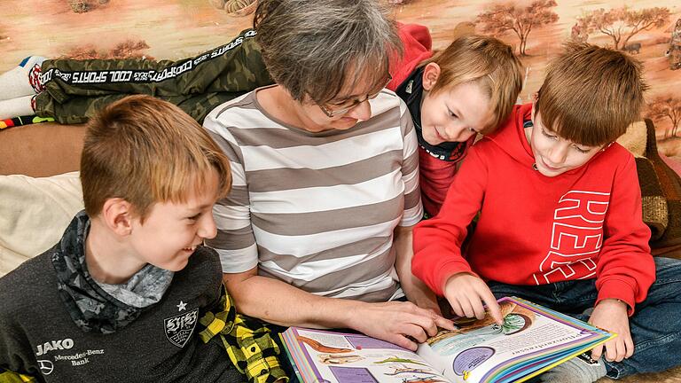 Quarantänesituation bei der Familie Pepperle in Böttigheim: Da das Rausgehen nicht erlaubt ist, wird eben vorgelesen.