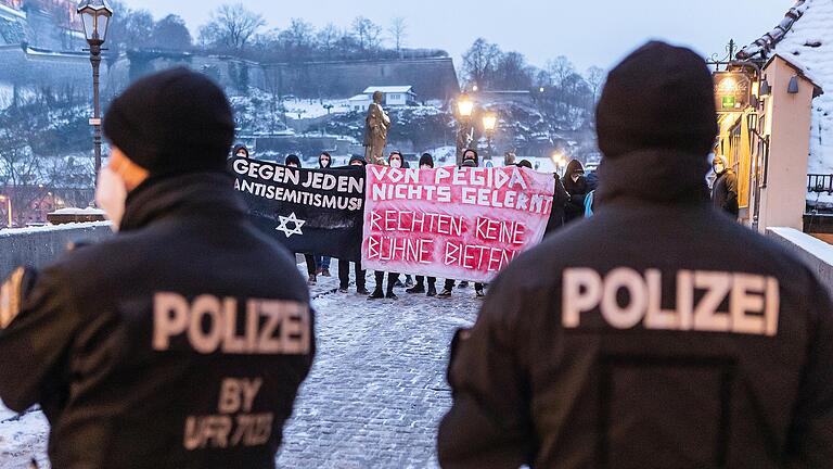 Rund 130 Teilnehmer der Gruppe 'Eltern stehen auf' veranstalteten am Rosenmontag-Nachmittag in Würzburg eine Demo  – mit Partymusik und in Kostümen. Es gab Gegenprotest und großes Polizeiaufgebot.