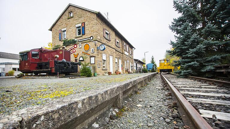 Am Hofheimer Bahnhof halten schon lange keine Züge mehr. Insgesamt halten die Bürgerinnen und Bürger die Situation beim Nahverkehr für schlecht.