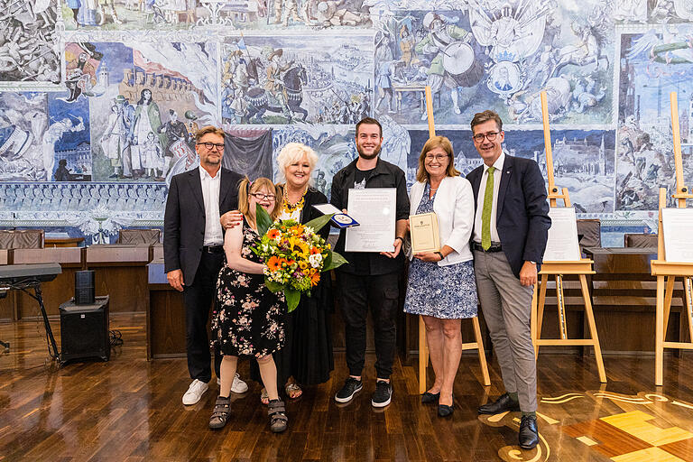 Die Stadt Würzburg verleiht am 21.07.2022 im Rathaus Würzburg Kulturmedaillen: Preisträger:innen sind: Lisa Kuttner, DenkOrt Deportationen und Rollywood e.V. Verleihung der Medaille und Urkunde an Rollywood e.V. – vlnr.: Achim Könnecke (Kulturreferent der Stadt Würzburg), Gloria Pusch, Julia Gerberich, Aaron Gerberich, Karen Heußner (u.a. Kulturreferentin der Gemeinde Veitshöchheim), Christian Schuchardt (OB der Stadt Würzburg).