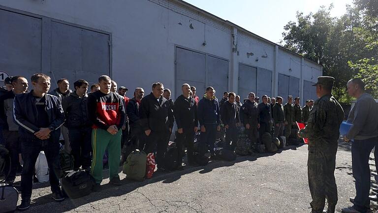 Russische Rekruten in der Nähe eines militärischen Rekrutierungszentrums bei Krasnodar. Foto: Uncredited/AP/dpa       -  Russische Rekruten in der Nähe eines militärischen Rekrutierungszentrums bei Krasnodar. Foto: Uncredited/AP/dpa