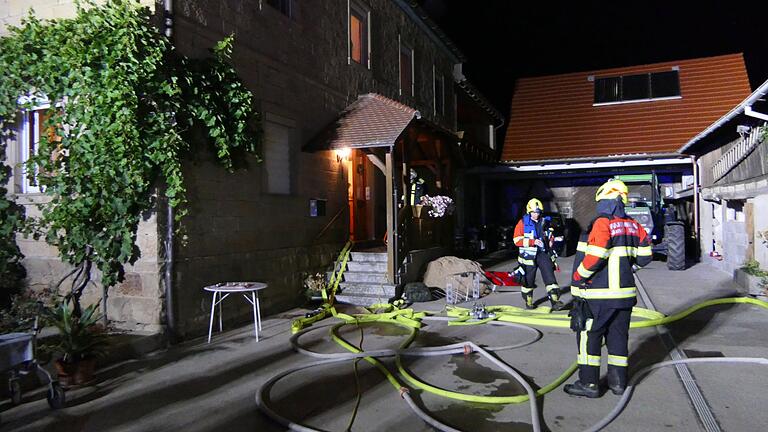 In diesem Wohnhaus (links) in Sand kam es am frühen Samstagmorgen zu einer starken Rauchentwicklung.
Insgesamt 50 Einsatzkräfte der Feuerwehren asu Sand, Zeil und Knetzgau waren vor Ort. Mit einem Lüfter wurde das Haus vom Rauch befreit. In diesem Wohnhaus (links) in Sand kam es am frühen Samstagmorgen zu einer starken Rauchentwicklung.
Insgesamt 50 Einsatzkräfte der Feuerwehren asu Sand, Zeil und Knetzgau waren vor Ort. Mit einem Lüfter wurde das Haus vom Rauch befreit.