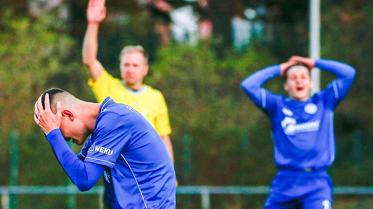 Nachdem der Schiedsrichter das Tor annulliert hatte, schlagen die Nullvier-Spieler mit dem vermeintlichen Torschützen Fabio Weisenseel (vorne) die Hände über dem Kopf zusammen.