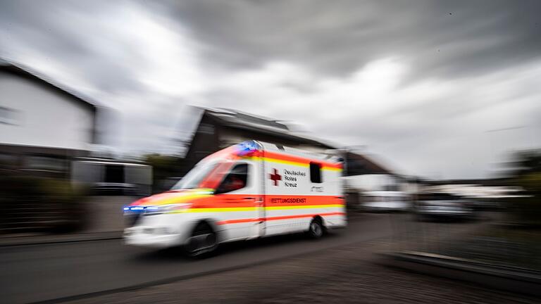 DRK-Notfallsanitäter im Einsatz       -  Sanitäter bringen die beiden Verletzten ins Krankenhaus. (Symbolbild)