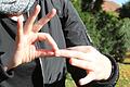 'Führung' oder 'dolmetschen' bedeutet dieses Handzeichen in der Gebärdensprache für Gehörlose.