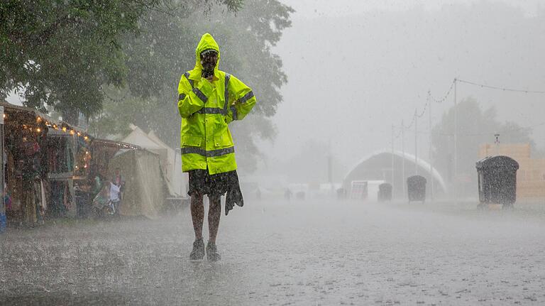 Als das Wetter die schlimmste Unwägbarkeit für Open-Air-Festivals war: Aufnahme vom Würzburger Umsonst &amp; Draußen 2019.