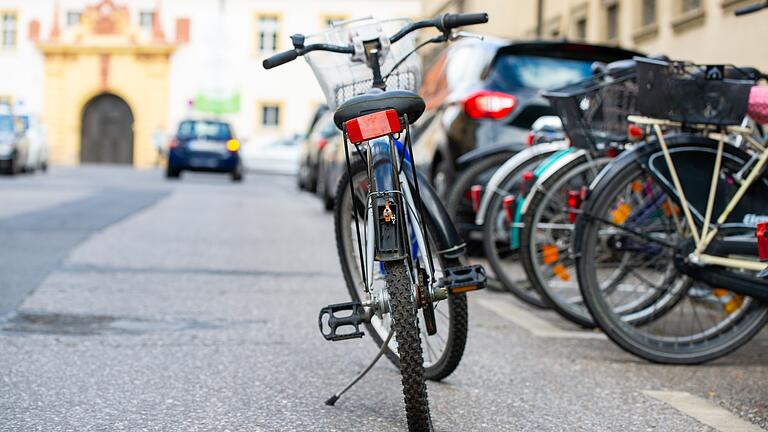 Fahrräder sollten regelmäßig überprüft und gewartet werden, um verkehrstüchtig zu bleiben. Fahrräder sollten regelmäßig überprüft und gewartet werden, um verkehrstüchtig zu bleiben.