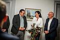 Alexander Bergmann (links) ist künftiger Bürgermeister der Stadt Hofheim. CSU-Kreisvorsitzende Dorothee Bär und Amtsinhaber Wolfgang Borst gratulieren.