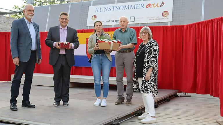 Der Auber Bürgermeister Roman Menth (Zweiter von links) bedankt sich bei Prof. Dr. Thomas Gunzelmann (links) und seiner Ehefrau (rechts) mit einem Präsentkorb, den die Ratsmiglieder Corina Kreiselmeier und Franz Merkel überreichen.