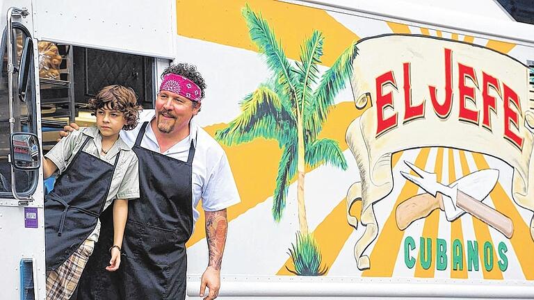 Kubanische Küche: Jon Favreau als Carl Casper und Emjay Anthony als Percy mit ihrer fahrbaren Imbissbude (auf Neudeutsch auch Food-Truck genannt).