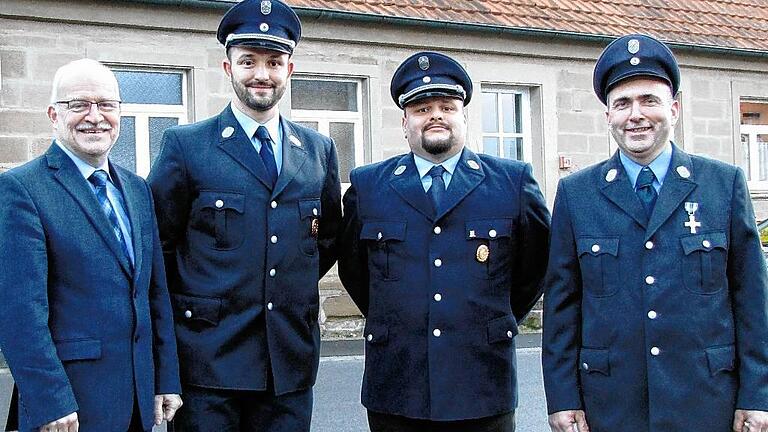 Führungswechsel bei der Feuerwehr in Schönaich. Nach zwölf Jahren als Kommandant legte Martin Dürrfuß (rechts) die Leitung in jüngere Hände. Neue Kommandanten sind jetzt Andreas Heckel (2. von rechts) und Andreas Uri (2. von links) als sein Stellvertreter. Mit im Bild (links): Oberschwarzachs Bürgermeister Manfred Schötz. Führungswechsel bei der Feuerwehr in Schönaich. Nach zwölf Jahren als Kommandant legte Martin Dürrfuß (rechts) die Leitung in jüngere Hände. Neue Kommandanten sind jetzt Andreas Heckel (2. von rechts) und Andreas Uri (2. von links) als sein Stellvertreter. Mit im Bild (links): Oberschwarzachs Bürgermeister Manfred Schötz.