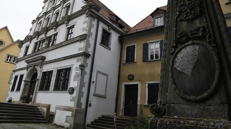 Im Alten Gymnasium (links) ist zukünftig ein Aktionshaus, im Stadtschreiberhaus (rechts daneben) die Verwaltung des Kulturforums am Martin-Luther-Platz.