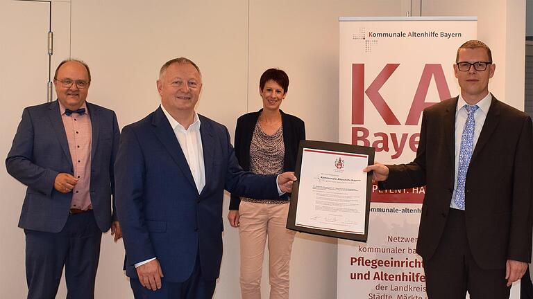 v.l.n.r.: Prof. Dr. Alexander Schraml Vorstandsmitglied KA Bayern, Landrat und Stiftungsratsvorsitzender Thomas Bold, Andrea Dembowski Geschäftsstellenleitung KA Bayern, Stiftungsvorstand Marco Schäfer. Foto: Sina Bretscher       -  v.l.n.r.: Prof. Dr. Alexander Schraml Vorstandsmitglied KA Bayern, Landrat und Stiftungsratsvorsitzender Thomas Bold, Andrea Dembowski Geschäftsstellenleitung KA Bayern, Stiftungsvorstand Marco Schäfer. Foto: Sina Bretscher