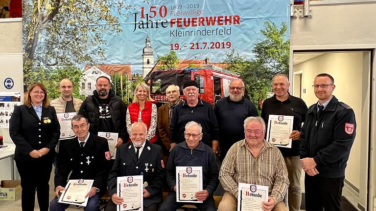 Das Bild zeigt die geehrten Mitglieder mit der 1. Vorsitzenden Viola Scheder und dem 1. Kommandanten Heiko Hombach.