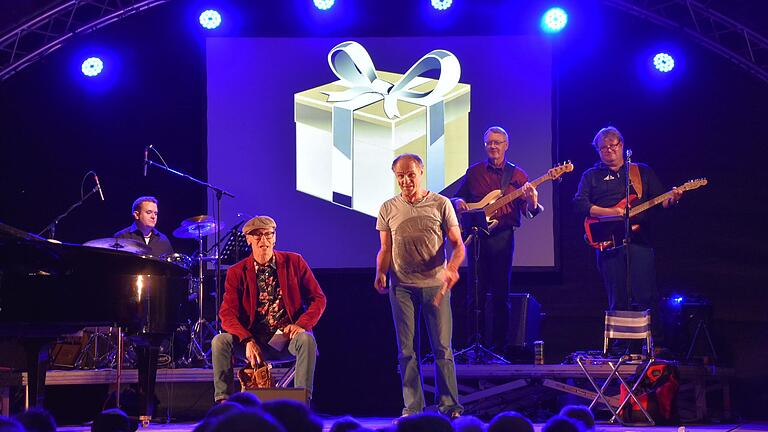 Der große Abend des Austropop im ausverkauften Hof der Burg Brattenstein bei den Frankenfestspielen in Röttingen.