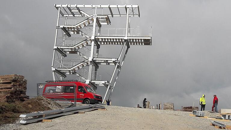 Die Bauarbeiten sind in vollem Gange: Auf dem Ellenbogen, der höchsten Erhebung in der thüringischen Rhön, entsteht eine neue Aussichtsplattform. Die Einweihung ist am 6. August geplant.