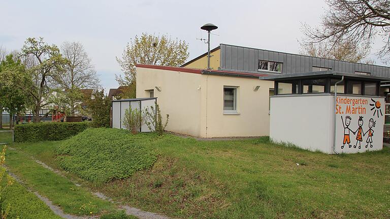 Für den Kindergarten &quot;St. Martin&quot; in Alitzheim sehen die Architektenentwürfe einen Anbau im hinteren Bereich des Bestands vor.