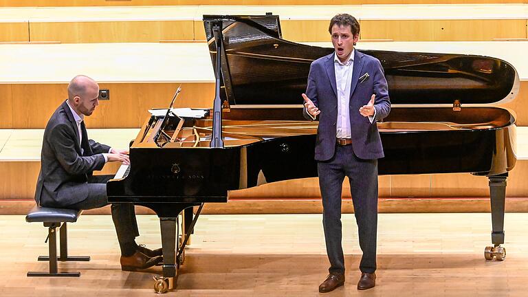 'Ein neapolitanischer Liederabend'mit Lorenzo de Cunzo (lyrischer Bariton) und Tarek El Barbari (Klavier) in der Hochschule für Musik.