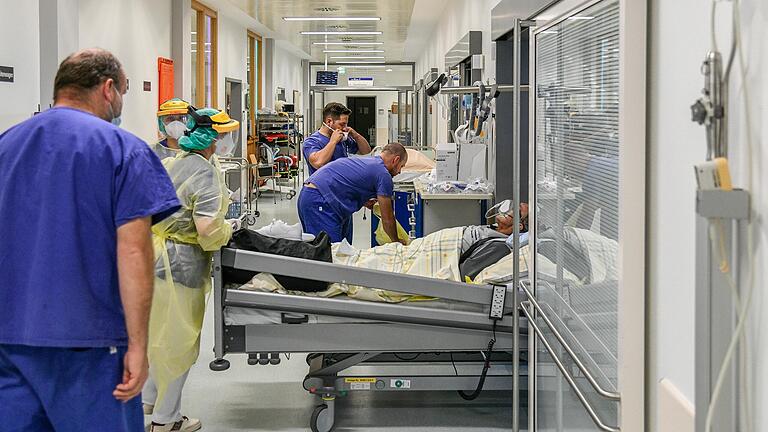 Aufgrund der hohen Infektionszahlen standen die Kliniken in Unterfranken im vergangenen Jahr vor großen Herausforderungen. Hier die Intensivstation der Uniklinik Würzburg.