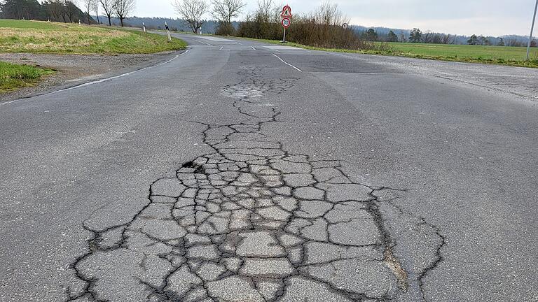 Ausbau derGemeindestraße Wermerichshausen       -  Unübersehbar sind die Fahrbahnschäden auf der Ortsverbindungsstraße, die an der Fridritter Kreuzung von der Staatsstraße 2282 abzweigt und nach Wermerichshausen führt.