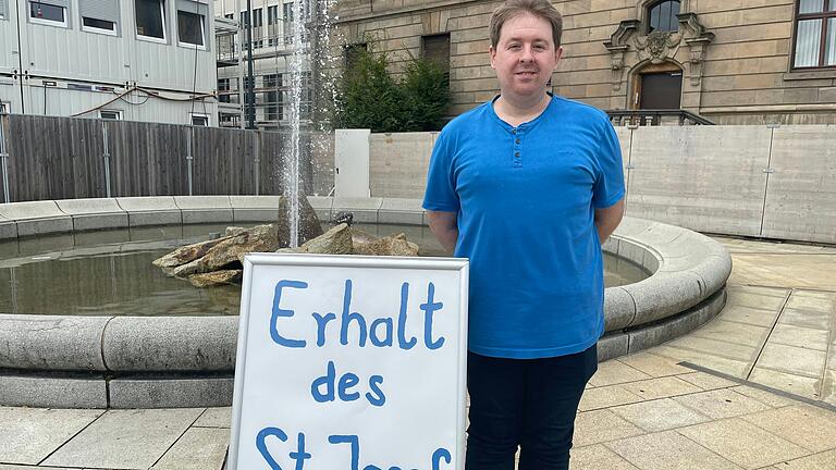 Stefan Glöckner, der Initiator der Online-Petition zum Erhalt des Schweinfurter Krankenhauses St. Josef. Bei einem Infostand der Bayernpartei wurde weitere Unterstützer-Stimmen gesammelt.&nbsp;